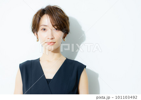 ショートヘアの女性 101103492