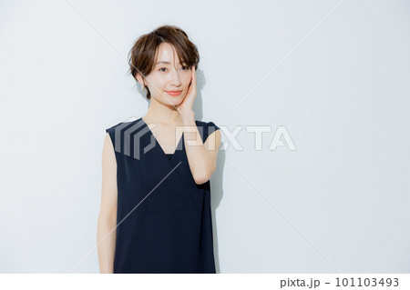 ショートヘアの女性 101103493