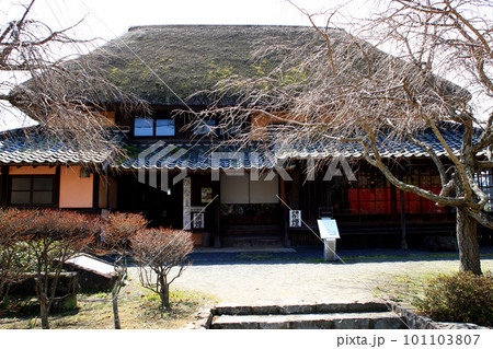 長崎県の観光スポット「歴史公園　彼杵の荘」　茅葺き屋根の明治の家 101103807