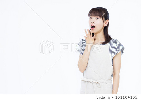 白い背景の前でびっくりしているエプロン姿の30代主婦 白い背景の前でびっくりしているエプロン姿の30代主婦 101104105