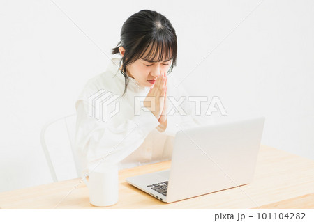 PCを使いながらお願いしている若い女性 101104282