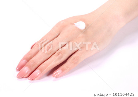 ハンドクリームをつけた女性の手 101104425