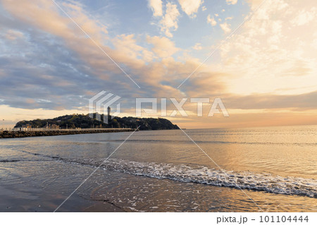 片瀬西浜海岸から見た江の島の夕焼け 片瀬西浜海岸から見た江の島の夕焼け 101104444