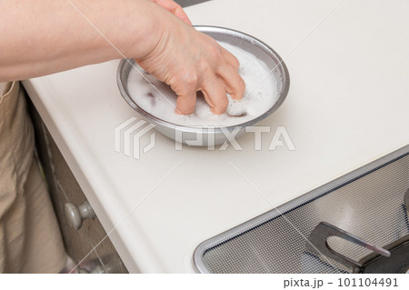 【レバニラ炒めの豚レバーをビールで下処理する】 101104491