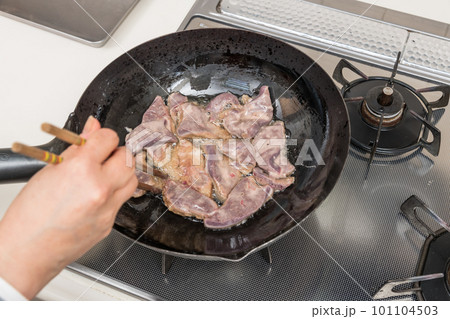 【レバニラ炒めを作る　豚レバーを炒める】 101104503
