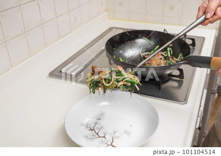 【レバニラ炒めが出来上がったのでお皿に盛り付け】 【レバニラ炒めが出来上がったのでお皿に盛り付け】 101104514