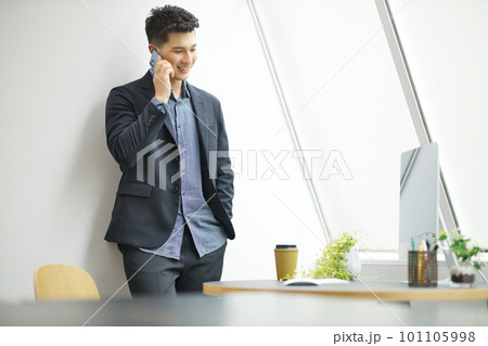 スマートフォンで通話する若い男性 スマートフォンで通話する若い男性 101105998