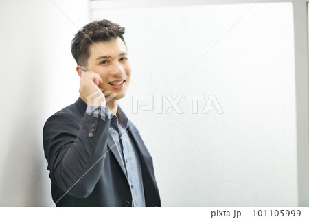 スマートフォンで通話する若い男性 スマートフォンで通話する若い男性 101105999