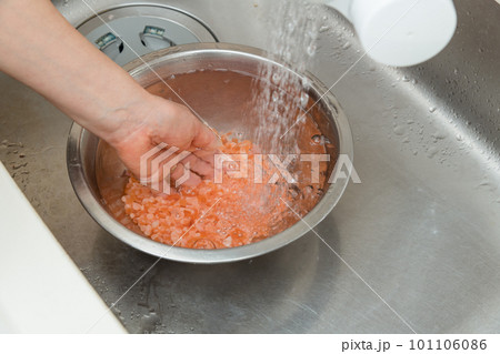 【イクラの醤油漬けを作るために、ほぐした生イクラをすすぐ】 101106086