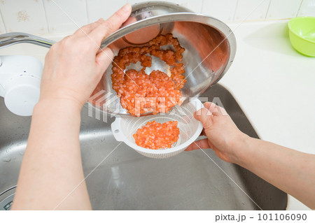 【イクラの醤油漬けを作るために、すすいだ生イクラを水切りする】 【イクラの醤油漬けを作るために、すすいだ生イクラを水切りする】 101106090