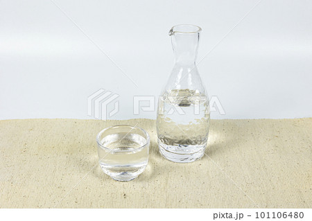 ガラスのお猪口と徳利に入ったお酒 101106480