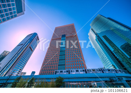 日本の東京都市景観 汐留のオフィス群やゆりかもめなどを望む。左奥に麻布台ヒルズ…（連続写真） 101106621