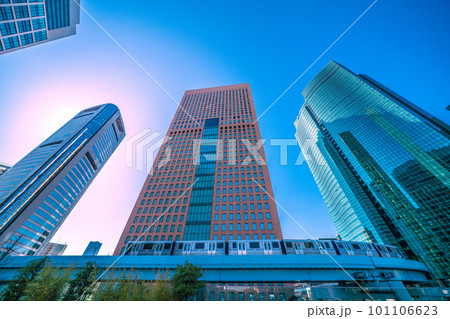 日本の東京都市景観 汐留のオフィス群やゆりかもめなどを望む。左奥に麻布台ヒルズ…（連続写真） 101106623