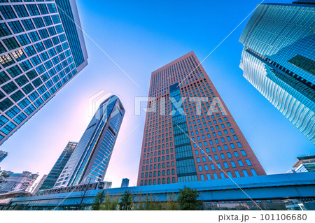 日本の東京都市景観 汐留のオフィス群やゆりかもめなどを望む。左奥に麻布台ヒルズ…（連続写真） 101106680