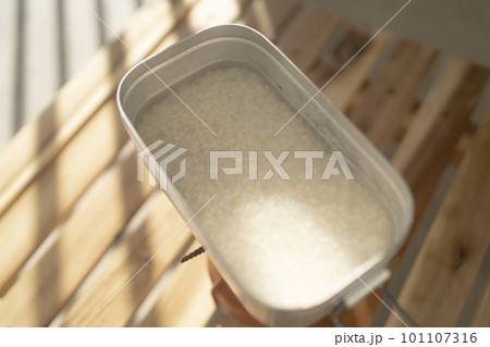 メスティンで炊く前の浸水中のご飯 101107316