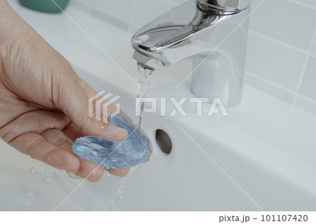 rinses his occlusal splint in his bathroom sink 101107420