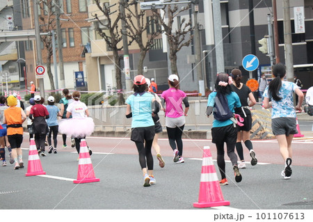 マラソン大会で懸命に走る女性ランナーたち 101107613