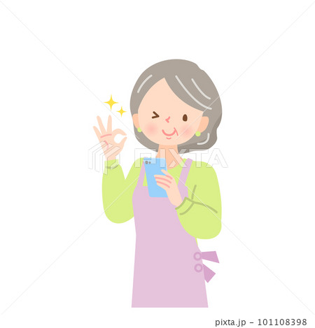 スマホの画面を見てOKサインをするエプロン姿の中年女性 101108398