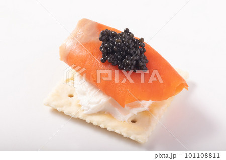 スモークサーモンのカナッペ　(ランプフィッシュ　キャビア) 101108811