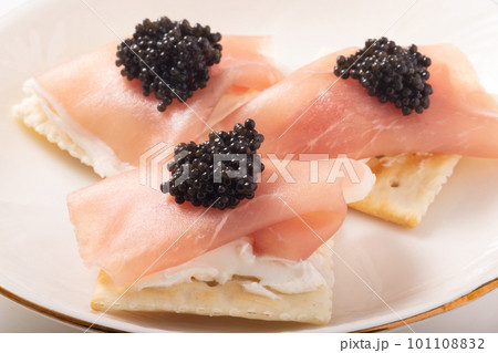 生ハムのカナッペ　(ランプフィッシュ　キャビア) 101108832
