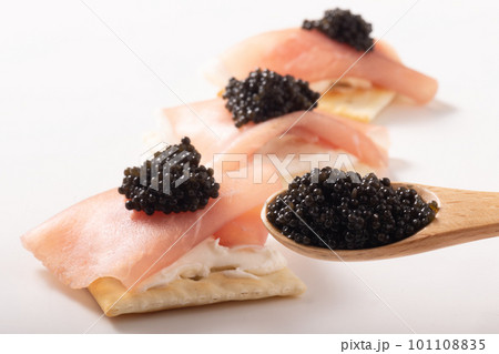 ランプフィッシュ　キャビア　(生ハムのカナッペ) 101108835