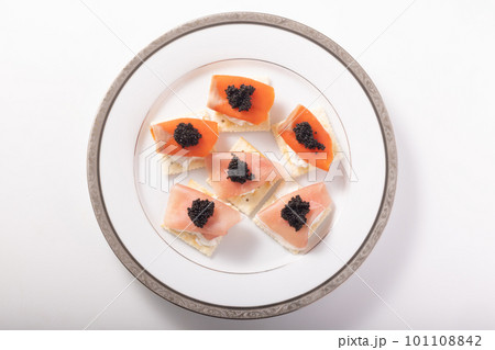 生ハムとスモークサーモンのカナッペ　(ランプフィッシュ　キャビア) 101108842