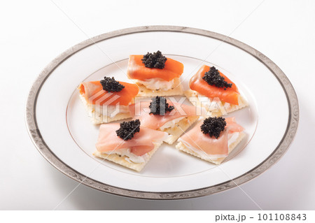生ハムとスモークサーモンのカナッペ (ランプフィッシュ キャビア) 生ハムとスモークサーモンのカナッペ (ランプフィッシュ キャビア) 101108843