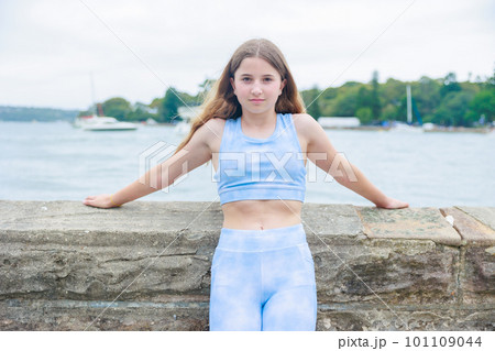 海岸でスポーツウエアを着て微笑むオーストラリア人少女 101109044