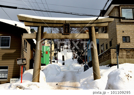 小樽水天宮の冬の鳥居 小樽水天宮の冬の鳥居 101109295