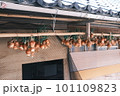 玉ねぎを干している風景 101109823
