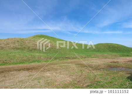 春の青空とさきたま古墳公園の二子山古墳 春の青空とさきたま古墳公園の二子山古墳 101111152