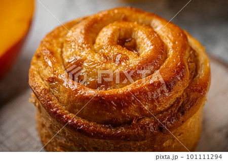 Fresh baked sweet swirl bun roll on serving board 101111294