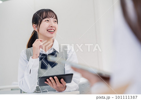 留学生と翻訳アプリでコミュニケーションを取る高校生 留学生と翻訳アプリでコミュニケーションを取る高校生 101111387