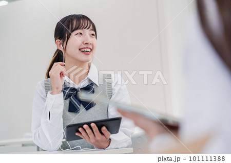 留学生と翻訳アプリでコミュニケーションを取る高校生 101111388