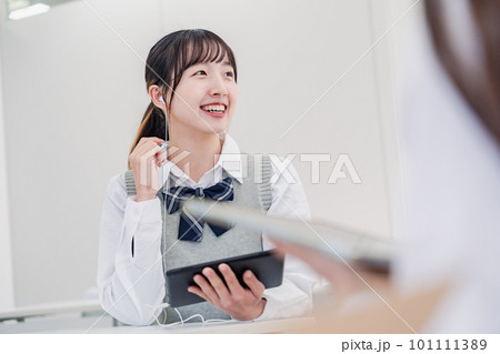 留学生と翻訳アプリでコミュニケーションを取る高校生 留学生と翻訳アプリでコミュニケーションを取る高校生 101111389