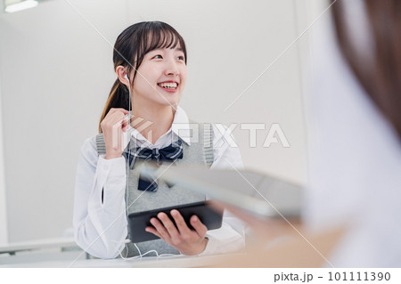 留学生と翻訳アプリでコミュニケーションを取る高校生 留学生と翻訳アプリでコミュニケーションを取る高校生 101111390