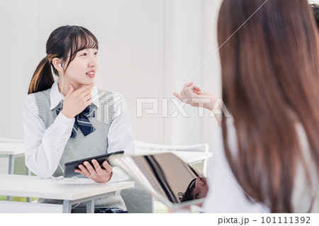 留学生と翻訳アプリでコミュニケーションを取る高校生 留学生と翻訳アプリでコミュニケーションを取る高校生 101111392