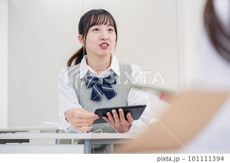 留学生と翻訳アプリでコミュニケーションを取る高校生 101111394