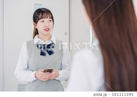 留学生と翻訳アプリでコミュニケーションを取る高校生 留学生と翻訳アプリでコミュニケーションを取る高校生 101111395