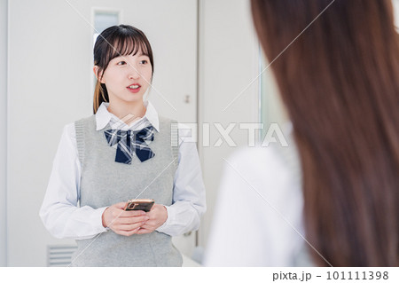 留学生と翻訳アプリでコミュニケーションを取る高校生 留学生と翻訳アプリでコミュニケーションを取る高校生 101111398