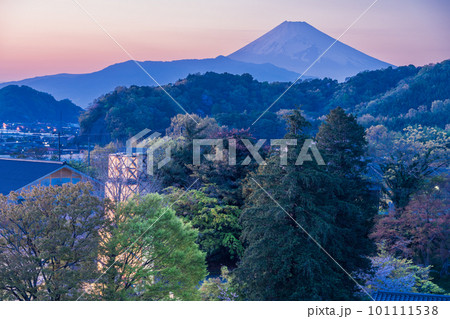(静岡県)W世界遺産、韮山反射炉と富士山 夕景 (静岡県)W世界遺産、韮山反射炉と富士山 夕景 101111538
