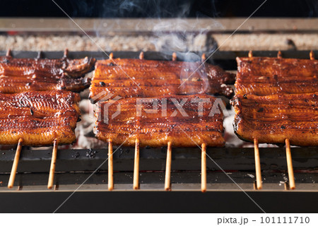 炭火で鰻の蒲焼を焼く 炭火で鰻の蒲焼を焼く 101111710
