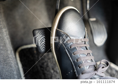 ブレーキペダルを踏む足 101111874