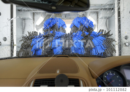 洗車機で車を洗う様子(車内から撮影) 洗車機で車を洗う様子(車内から撮影) 101112082