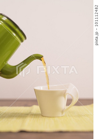 ケトルからマグカップに注がれるほうじ茶 101112482