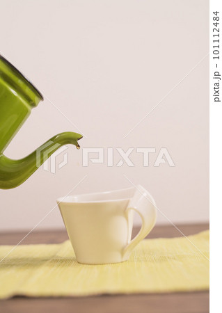 ケトルからマグカップに注がれるほうじ茶 101112484