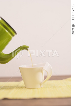 ケトルからマグカップに注がれるほうじ茶 ケトルからマグカップに注がれるほうじ茶 101112485