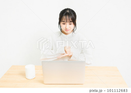 PCを使いながら納得している若い女性 101112683