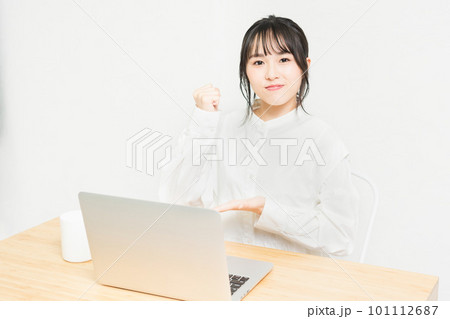 PCを使いながら納得している若い女性 101112687