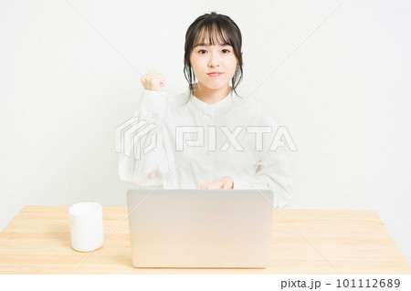 PCを使いながら納得している若い女性 101112689
